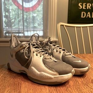 Nike Men's PG 5 CW3143-001 Shoes, Wolf Grey/Wolf Grey/White EUC
